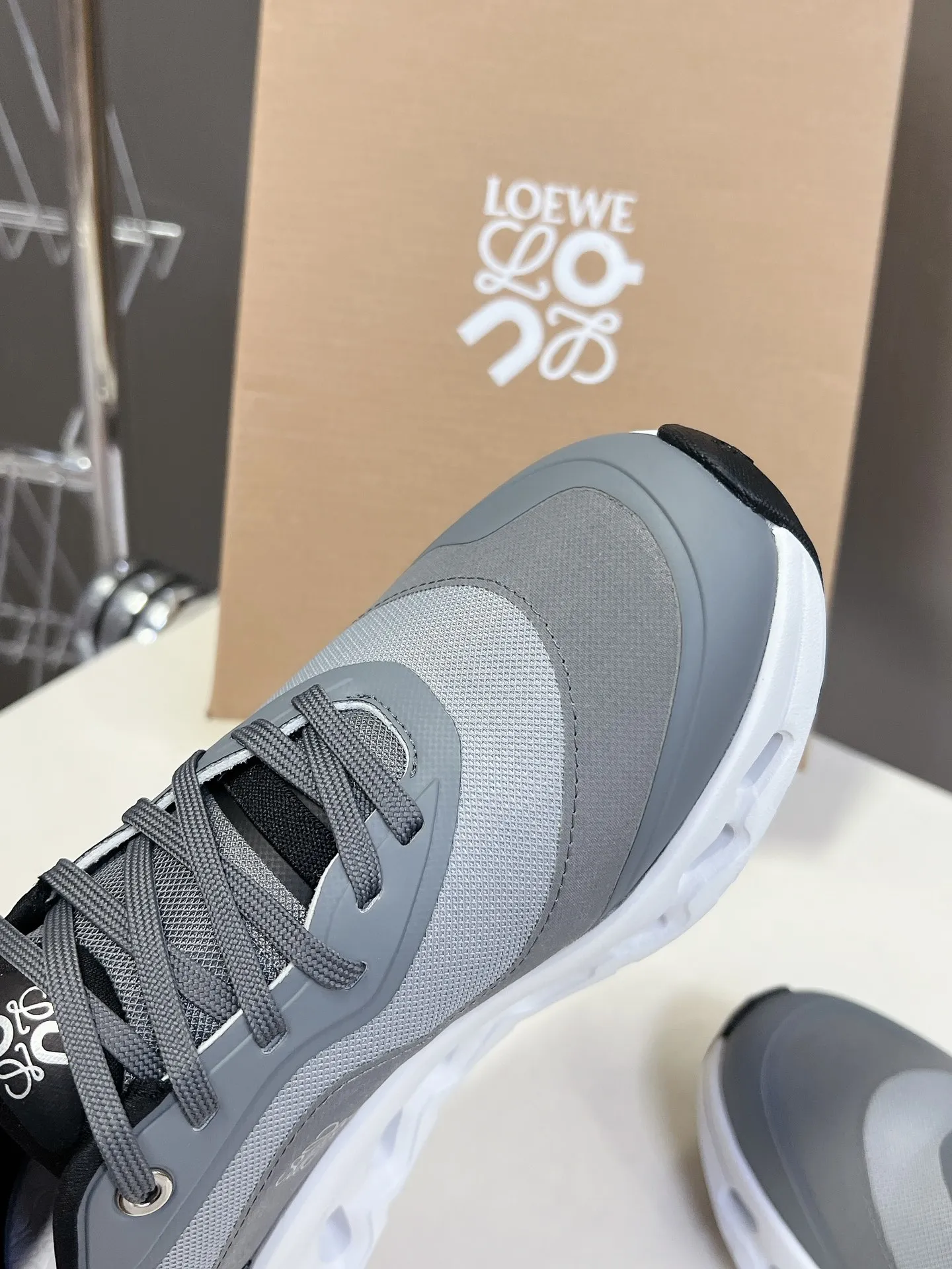 👟👟Ex-factory price 640👟👟 Loewe x on cioudtilt2.0 running shoes‼ ️Couple model Loewe Made from recycled polyester and mesh, it features an exclusive rubber sole with Loewe's classic logo printed on the side and full-coverage seam details. This cooperation combines ON's professional technology with Loewe's exquisite craftsmanship, and uses it in the production and design, specially designed for urban life and outdoor sports. Code number: 35-40, male 39-44